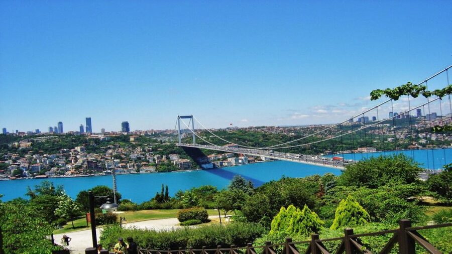Istanbul: Private Bosphorus Cruise By Luxury Yacht - Maiden’s Tower and Topkapi-area views: the dramatic finish