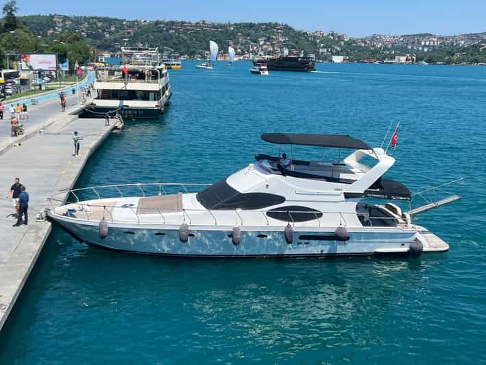 Istanbul: Private Bosphorus Strait Sightseeing Yacht Cruise - Europe on One Side, Asia on the Other