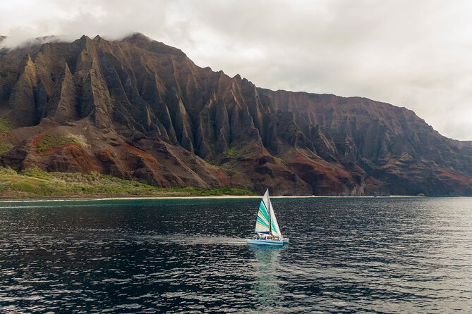 Kauai: Leila Na Pali Sunset Dinner Sail - When the captain can sail by wind (and when you won’t)