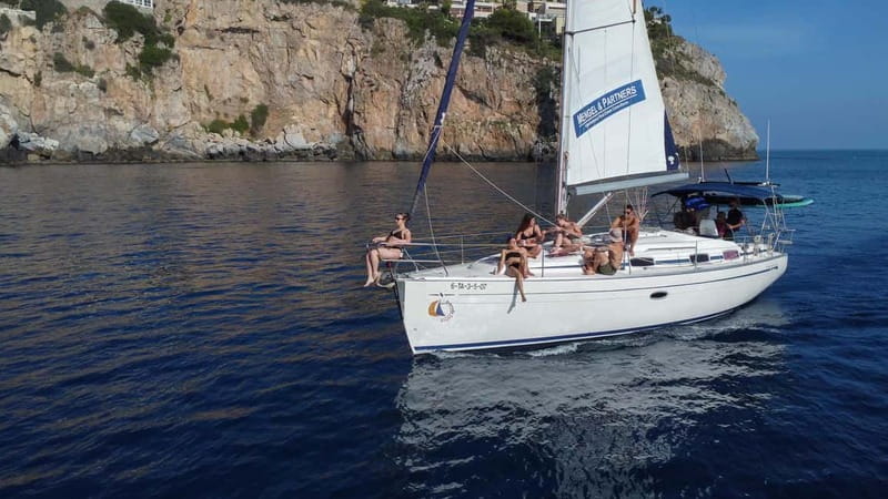 La Herradura: Sailing with a view of dolphins - What happens on the water: cliffs, coves, aperitif, and your swim stop