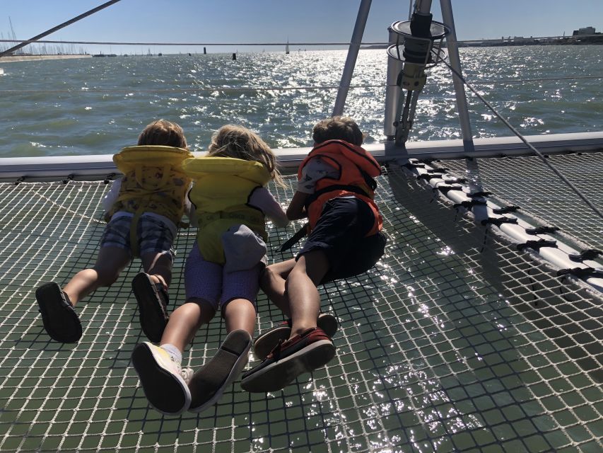 La Rochelle: Catamaran Cruise - Getting to the Dock by the Historic Towers (Avenue Michel Crépeau)