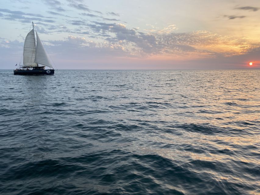 La Rochelle: Sailing Cruise - Pertuis channel pass: where the famous sites come into view