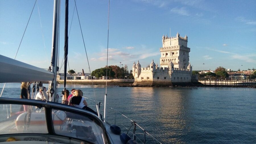 Lisbon: 2-Hour Sailing Yacht Cruise & Guided Tour w/2 drinks - São Jorge Castle and Alfama’s Skyline Contrast