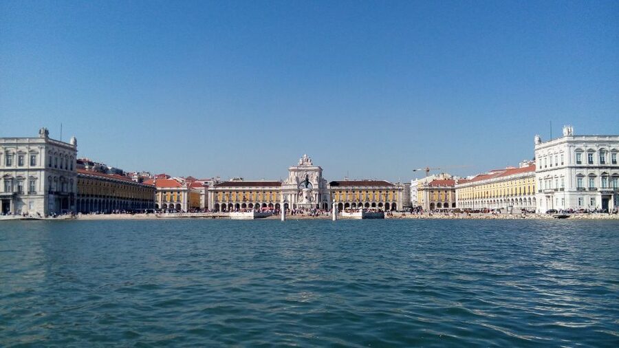 Lisbon: 2-Hour Sailing Yacht Cruise & Guided Tour w/2 drinks - The Tagus at Work: Belem Tower to the Ponte 25 de Abril