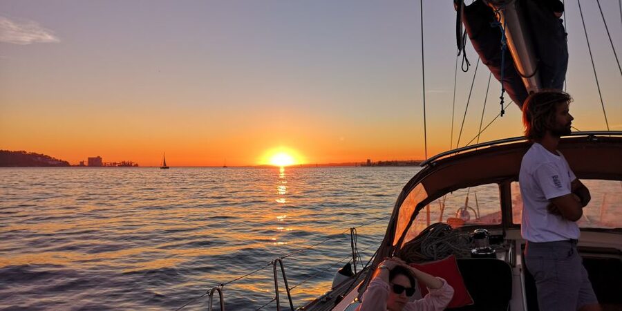Lisbon: 2-Hour Sunset Sailing Tour on Luxury Sailing Yacht - São Jorge Castle: a guided stop with views you can feel