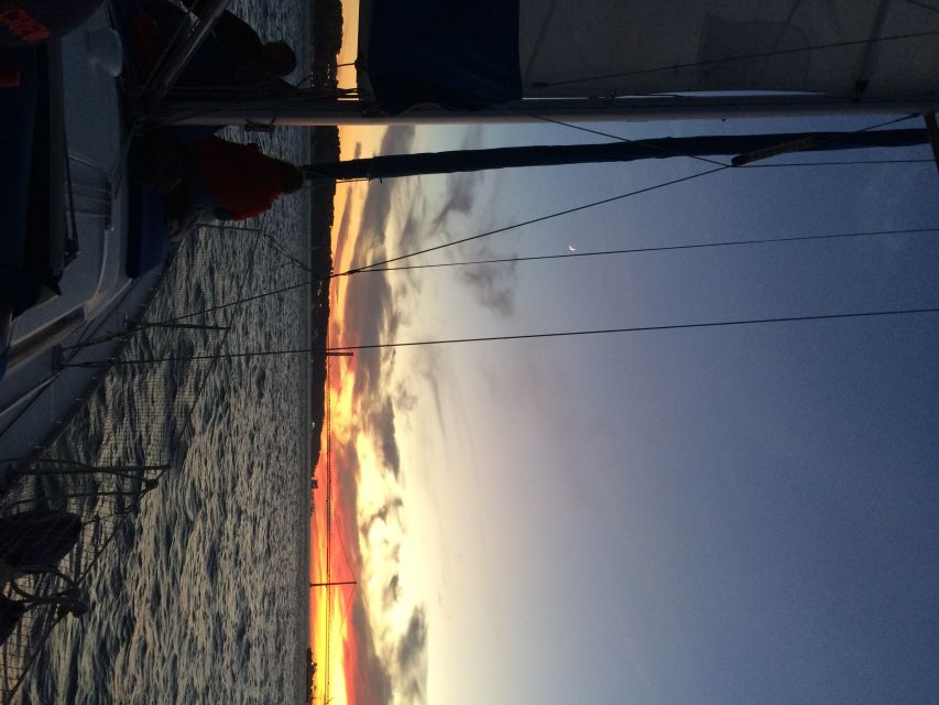 Lisbon: Private Sunset Sailing Tour with Champagne - Ponte 25 de Abril and Cristo Rei: the moment the tour earns its name
