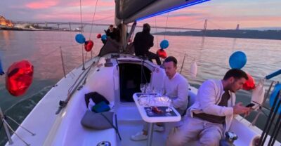 Lisbon: Sailboat Tour w/ Local Guide and Open Bar Green Wine - From Quick Safety Briefing to Tagus Views and Comfortable Seating