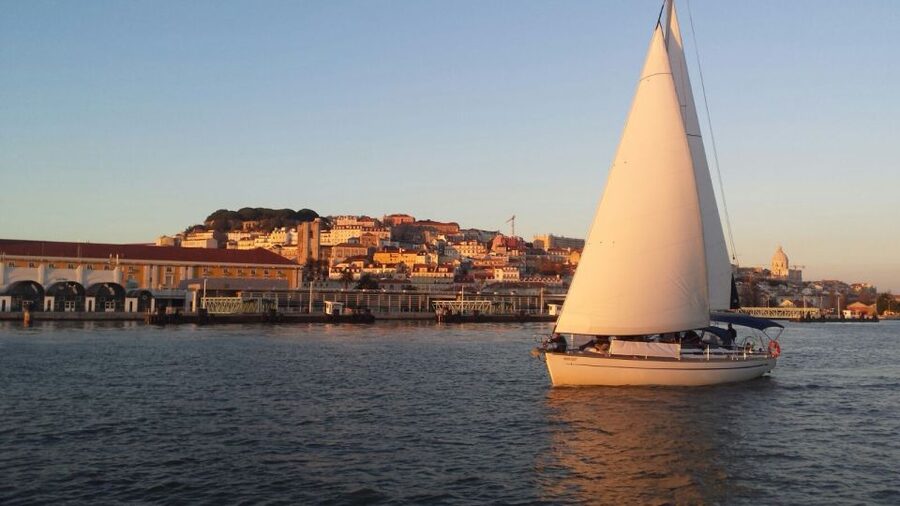 Lisbon: Sailing Boat Tour with Drinks & Pastel de Nata - History storytelling that sticks (because it’s timed with views)