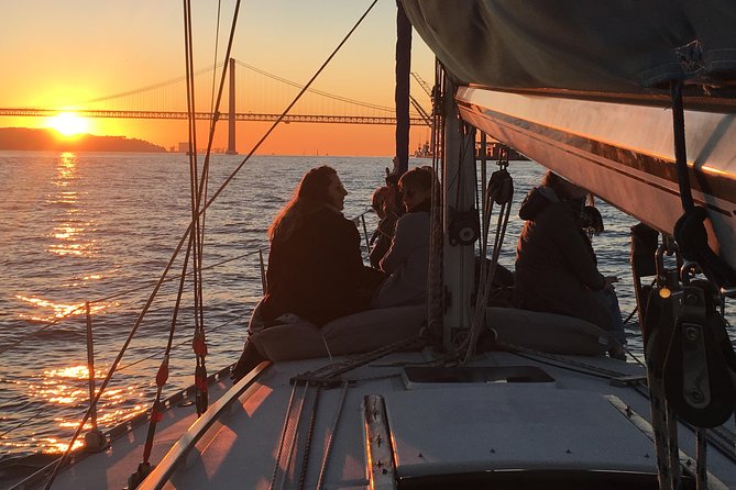 Lisbon Sunset Sailing Tour with White or Rosé Wine and Snacks - The Route: From Ponte 25 de Abril to Belém’s River Icons