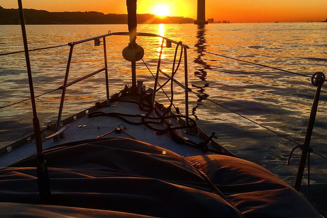 Lisbon Sunset Sensations on a Private Sailing Boat with wine&snacks - A royal residence view: what the hill gives you