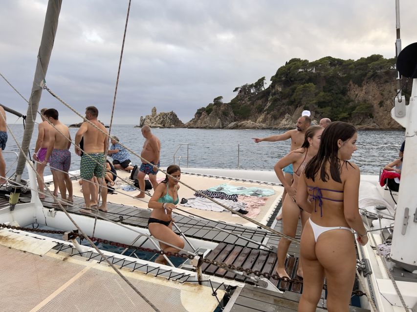 Lloret de Mar: Sunset Catamaran Cruise with DJ and Drinks - DJ, drinks, and the party volume: how to set expectations
