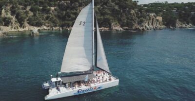 Lloret de Mar: Sunset Catamaran Cruise with DJ and Drinks - The 2-hour flow: from Passeig d’Agustí Font to Costa Brava shoreline views