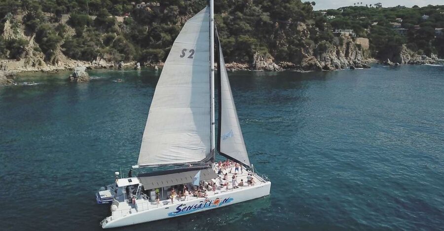 Lloret de Mar: Sunset Catamaran Cruise with DJ and Drinks - The 2-hour flow: from Passeig d’Agustí Font to Costa Brava shoreline views