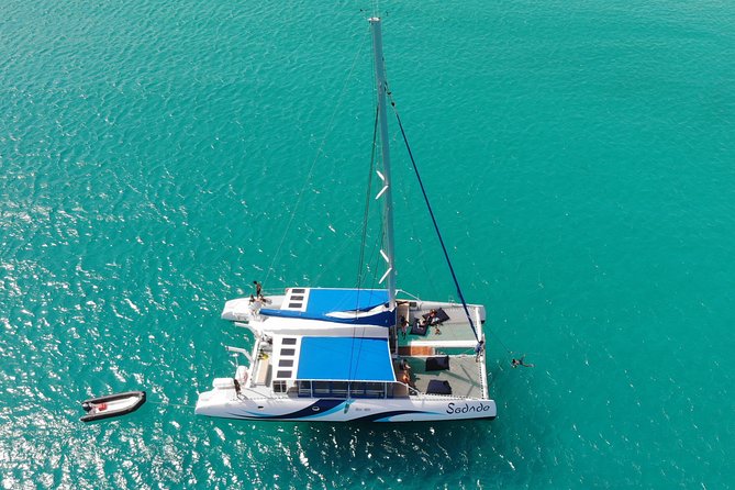 Lounge Catamaran SODADE Half-Day - Food and drinks onboard: value that actually changes the mood