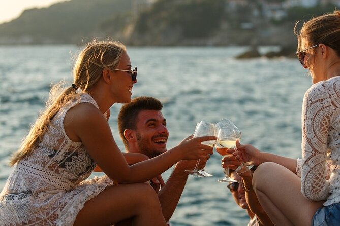 Luxury Catamaran Cruise, Dia Island –Open Bar & Lunch -Top Rated! - Who should book this Dia Island catamaran cruise?