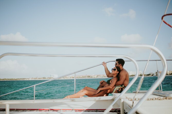 Luxury Champagne and Lobster Sail to Boca Catalina - Crew and vibe: why small-group matters more than you think