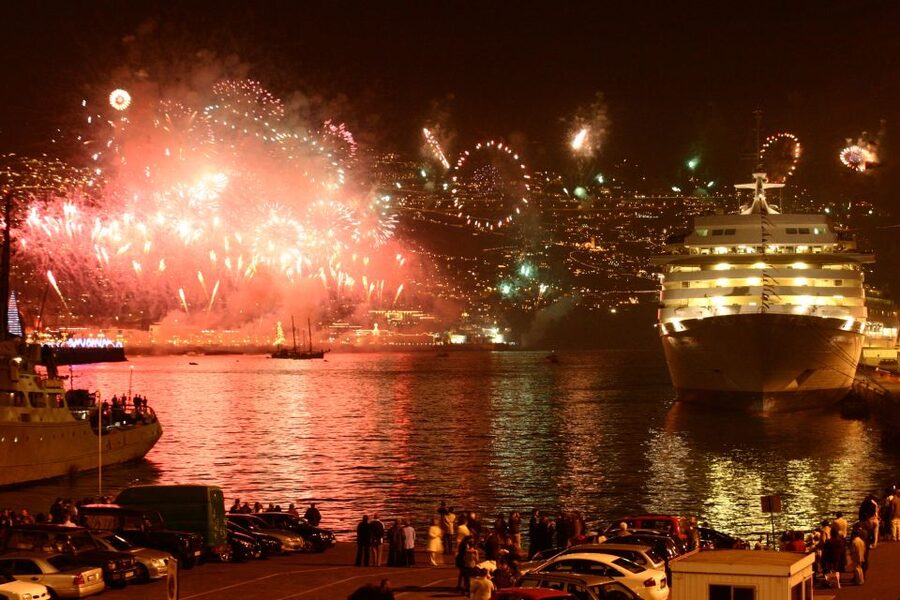 Madeira: New Year's Eve Fireworks by Catamaran - Boarding the VMT Madeira catamaran: what happens before the fireworks