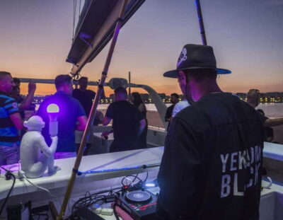 Malaga: Sailing Catamaran Sunset Cruise with Live DJ & Drink - The 1.5 hours at sea: how the coastline and city lights unfold