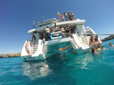 Mallorca: 4-Hour Eastern Coast Catamaran Cruise - Glass-bottom catamaran: comfortable sightseeing with real payoff