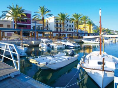 Mallorca: Catamaran Coastal Cruise with Lunch - Underwater windows and onboard setup on the Cormoran