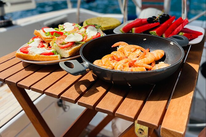 Mallorca sailing tour with tapas and wine - The skipper vibe: friendly sailing can still be strict