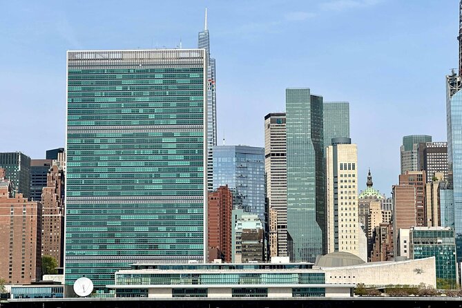Manhattan Architecture Yacht Cruise - Chrysler Building and the East River run