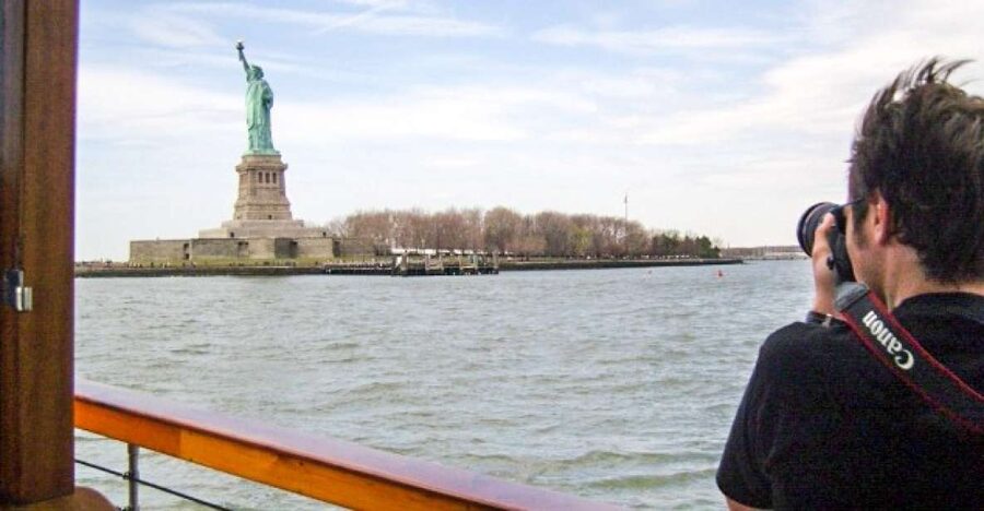 Manhattan: Statue and Skyline Cruise Aboard a Luxury Yacht - Crew energy and narration: what makes the ride feel personal