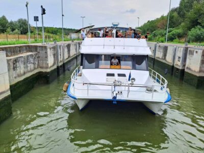 Mantua: Guided sailing from the Park to the Port with the water elevator - Getting aboard at Red Pier B and timing the 105 minutes
