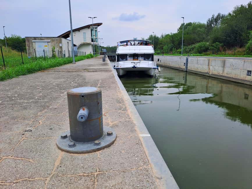 Mantua: Guided sailing from the Park to the Port with the water elevator - Vallazza and the Mincio Natural Park: nature time without leaving the boat