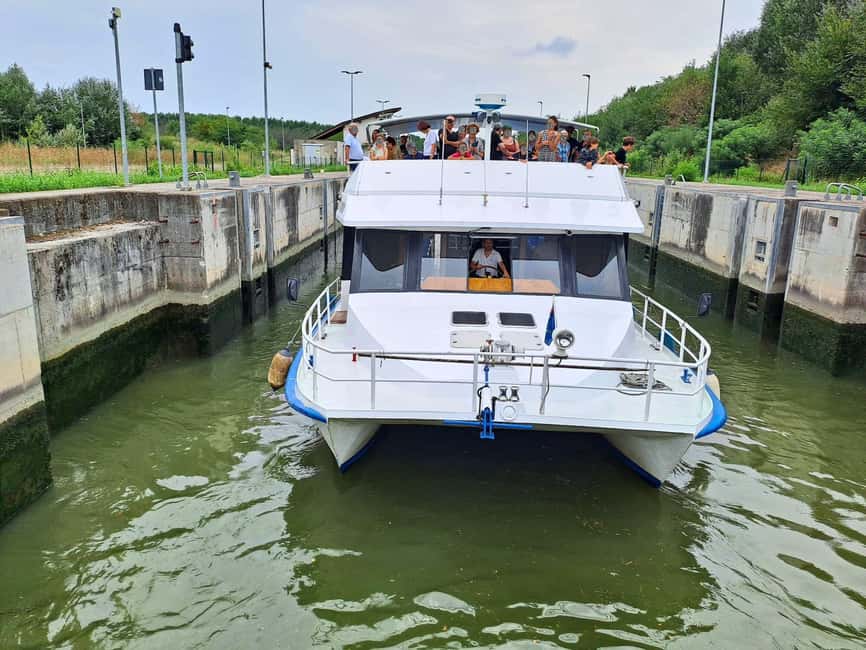 Mantua: Guided sailing from the Park to the Port with the water elevator - Getting aboard at Red Pier B and timing the 105 minutes