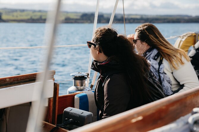 Maori Rock Carvings Eco Sailing Taupo - Mine Bay: the 14-meter Māori rock carvings up close