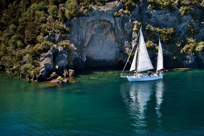Maori Rock Carvings Eco Sailing Taupo - Weather reality: when sailing turns into a motor catamaran
