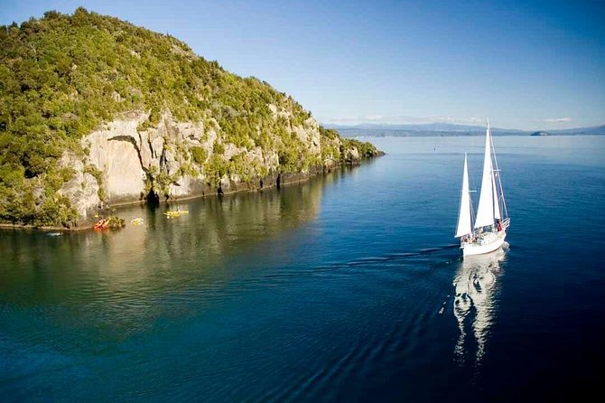 Maori Rock Carvings Eco Sailing Taupo - Getting on board Sail Barbary: simple dock start, no hotel pickup