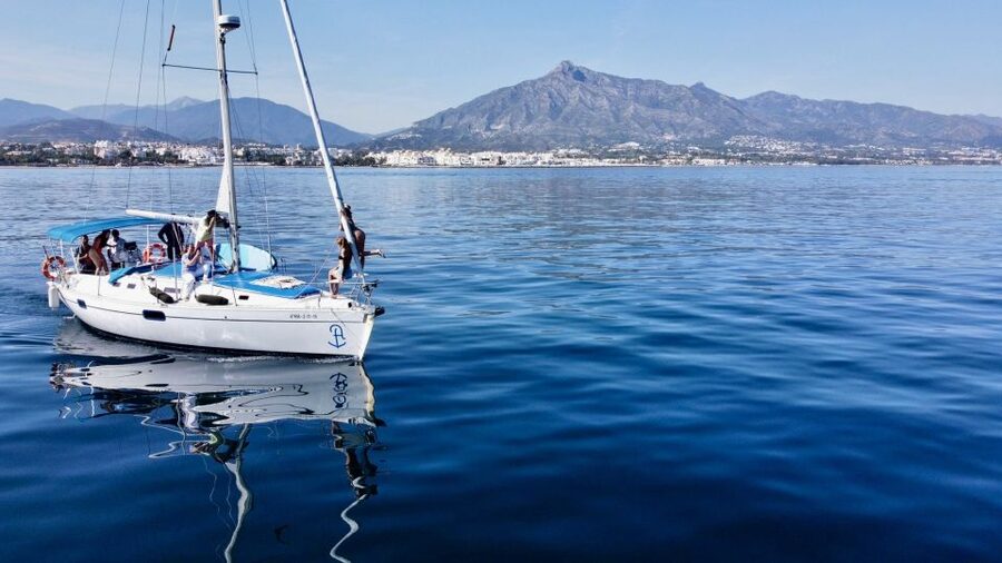 Marbella: Puerto Banús Private Sailing Cruise with Drinks - Meeting point and getting into the port smoothly