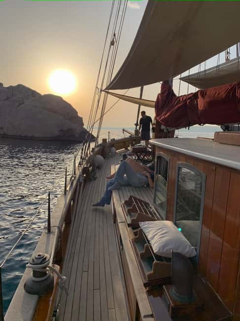 Marseille: Evening sailboat trip to the Calanques du Frioul with buffet and organic wine - Getting on Board at Marseille’s Old Port (Quai du Port and Town Hall Area)