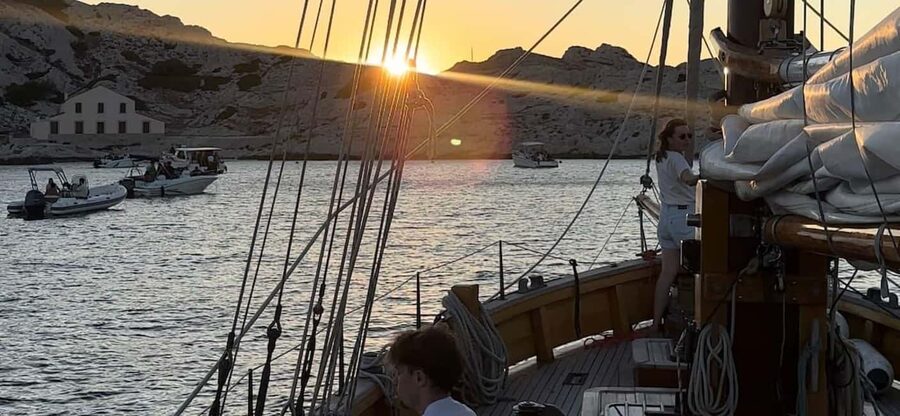 Marseille: Evening sailboat trip to the Calanques du Frioul with buffet and organic wine - Dinner on the Water: Organic Vegetarian Buffet and Provence Rosé