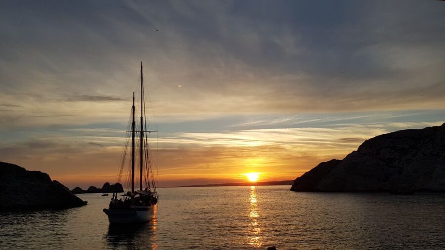 Marseille: Sunset Sailing Cruise with Dinner and Wine - Leaving Marseille: meeting point and the easy start