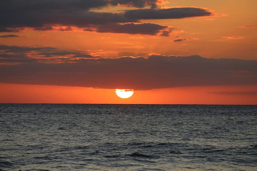 Maui: 2 Hour Sunset Dinner Sail with Open Bar and Appetizers - Service Style: Staff That Keeps Drinks and Food Flowing