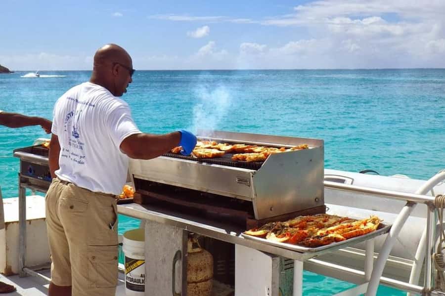 Mauritius: Ile Aux Cerfs Catamaran Trip w/ Lunch & Transfer - Onboard 3-Course Lunch and Drinks: Why This Meal Matters