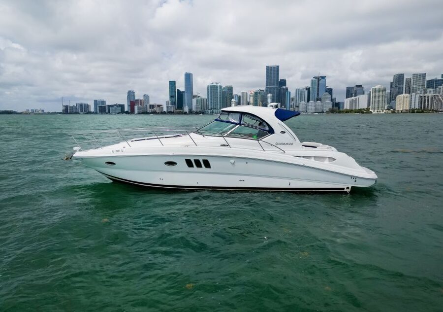 Miami: Private Yacht Cruise with Champagne - Bayside Marketplace and the Ferris wheel vibe