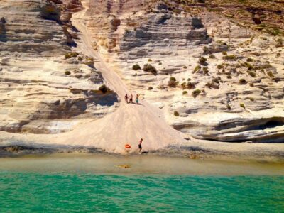 Milos: Full-Day Catamaran Cruise to Poliegos and Kleftiko - Setting off from Milos: sirmata villages and the slow start that works
