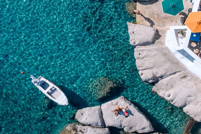 ❖ Milos: Small Group Yacht Tour—Kleftiko Sarakiniko Poliegos - Food, drinks, and onboard comfort on Navy Blue