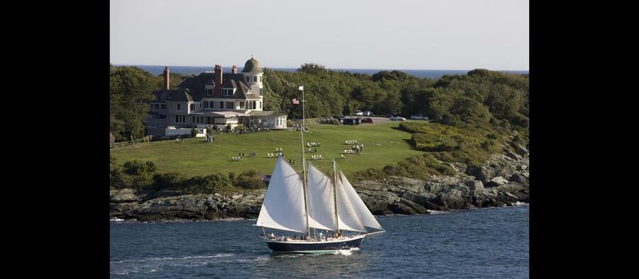 Newport: Day Sail on Narragansett Bay aboard Aquidneck - The best sightings: Pell Bridge, Fort Adams, Clingstone, Hammersmith Farm