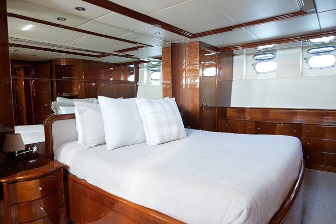 Number Juan 100ft Yacht Azimut Rental - Key highlights you should know