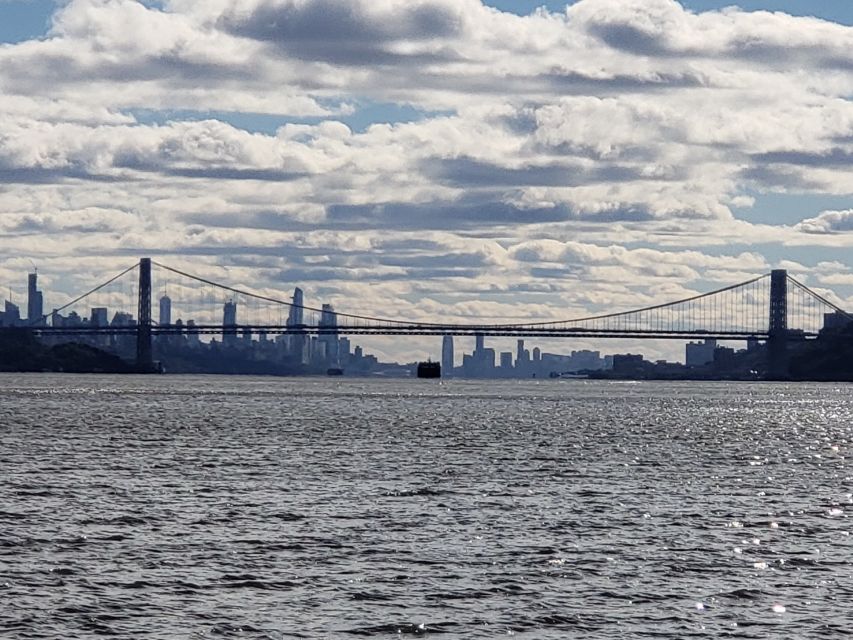 NYC: Hudson River Fall Foliage Yacht Tour - Photo moments: how to catch foliage and skyline without fighting the wind