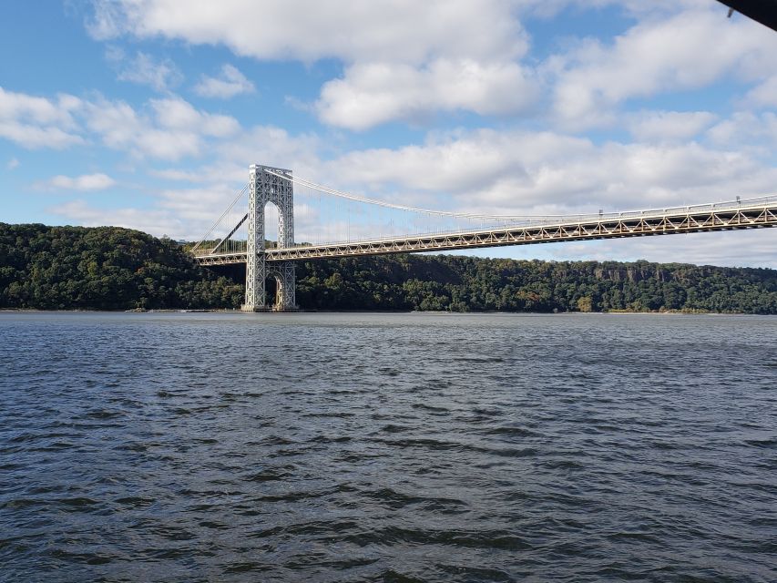 NYC: Hudson River Fall Foliage Yacht Tour - The onboard experience: 1 drink, a live guide, and the sound check reality