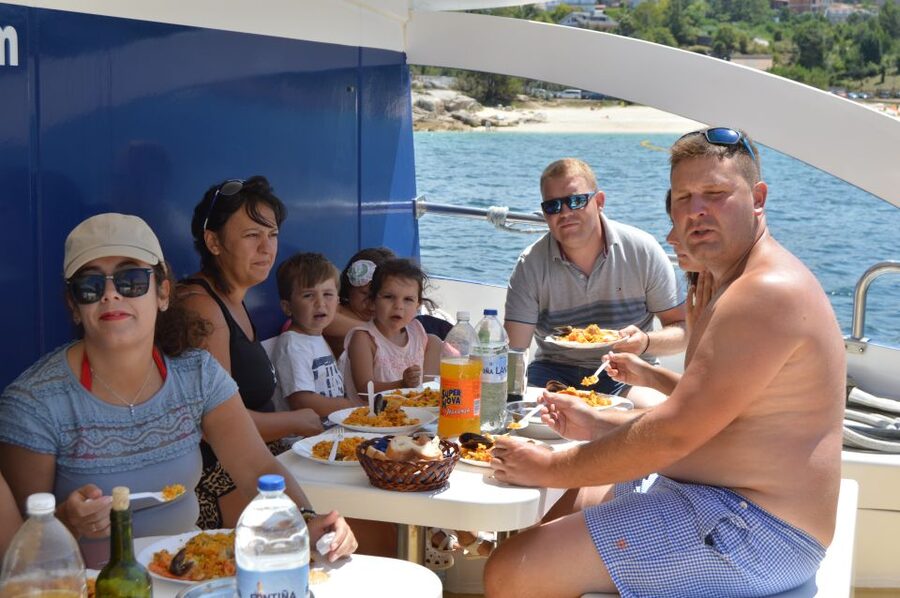 O Grove: Ría de Arousa Catamaran Tour with Seafood Lunch - The beach stop and swim: the best reason to pack a swimsuit