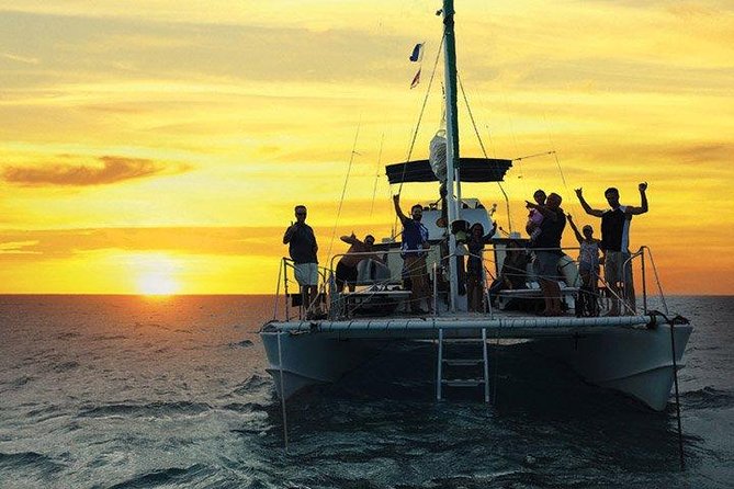 Oahu Catamaran Waikiki Sunset on 40 Foot Catamaran: Food and BYOB - The ship: what a 40-foot catamaran changes for your experience