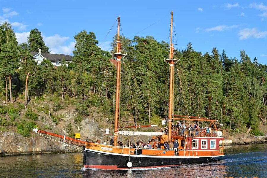 Oslo: Fjord Mini Cruise by Wooden Sailing Ship - Getting Onboard at Rådhusbrygge 3 and Settling In