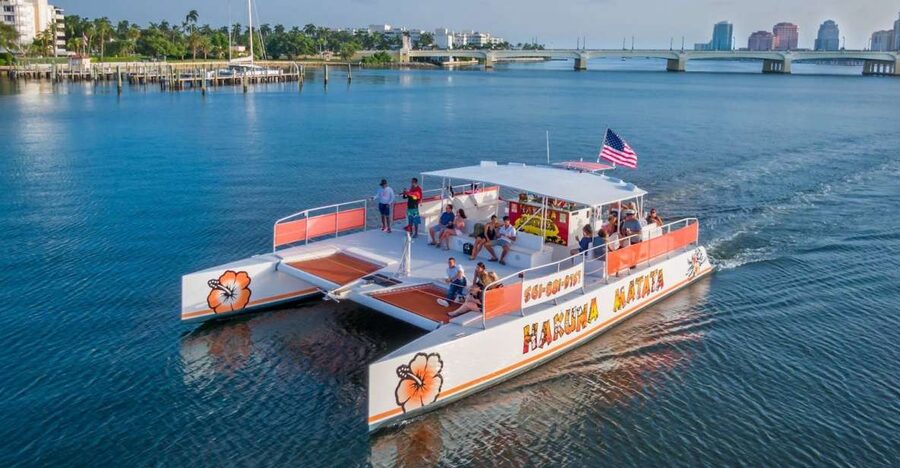 Palm Beach: Sightseeing Catamaran Cruise - Front-row views on the Hakuna Matata catamaran